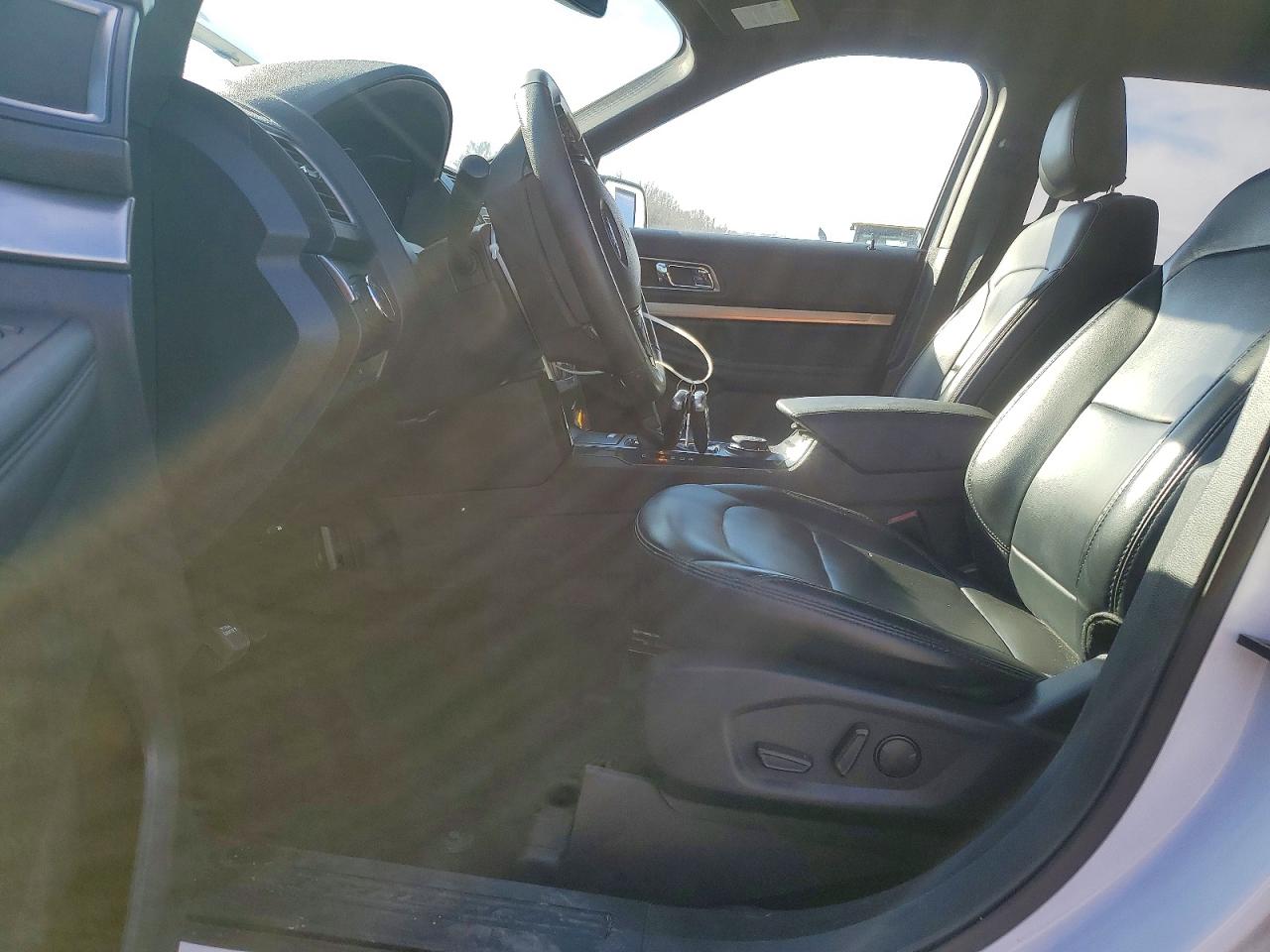 2019 FORD EXPLORER XLT photo 19