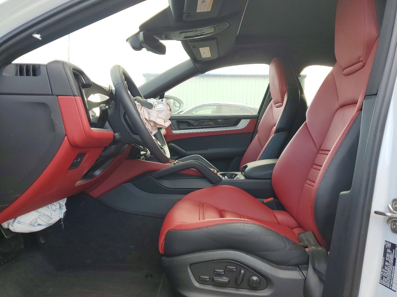 2025 PORSCHE CAYENNE COUPE photo 13