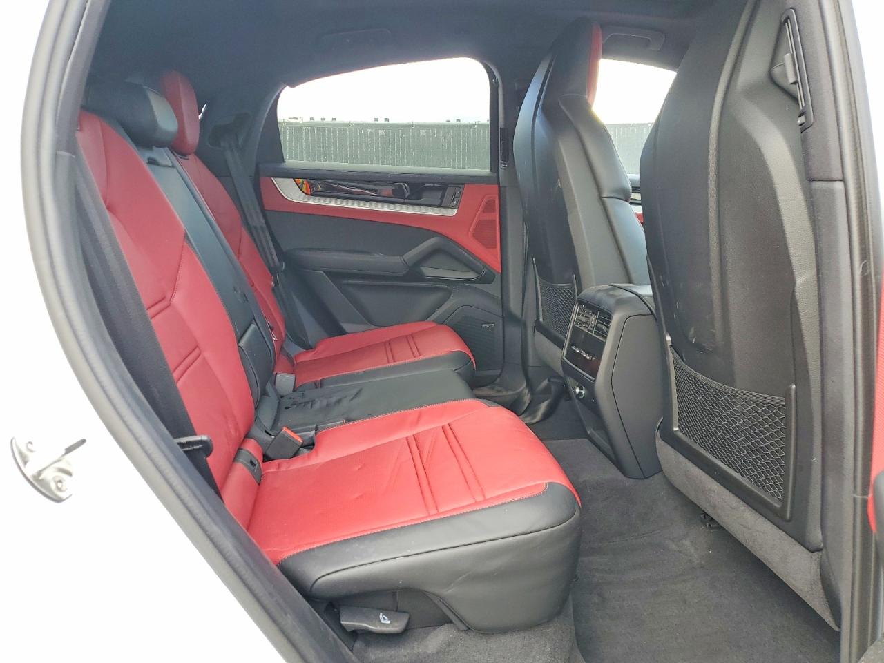2025 PORSCHE CAYENNE COUPE photo 21