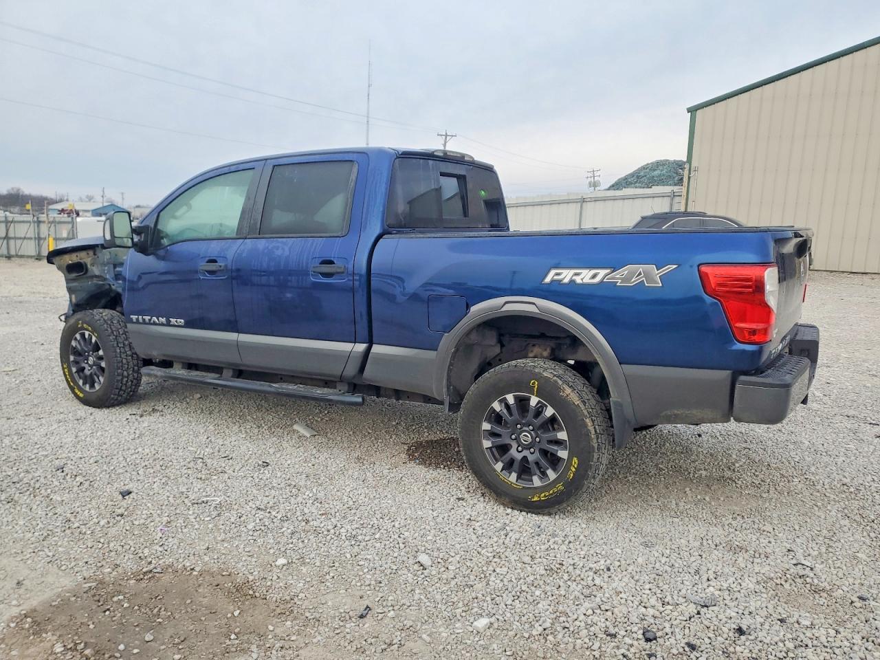 2017 NISSAN TITAN XD SL photo 4