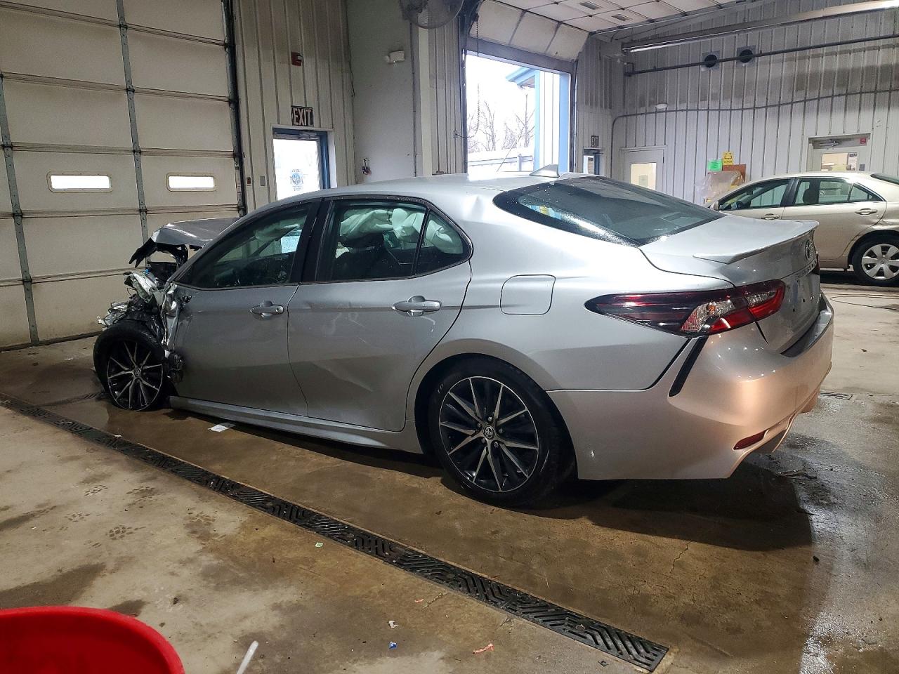 2021 TOYOTA CAMRY SE photo 3