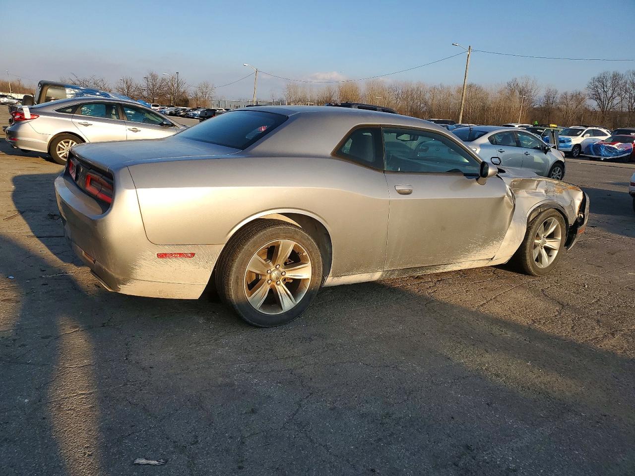 2016 DODGE CHALLENGER SXT photo 3