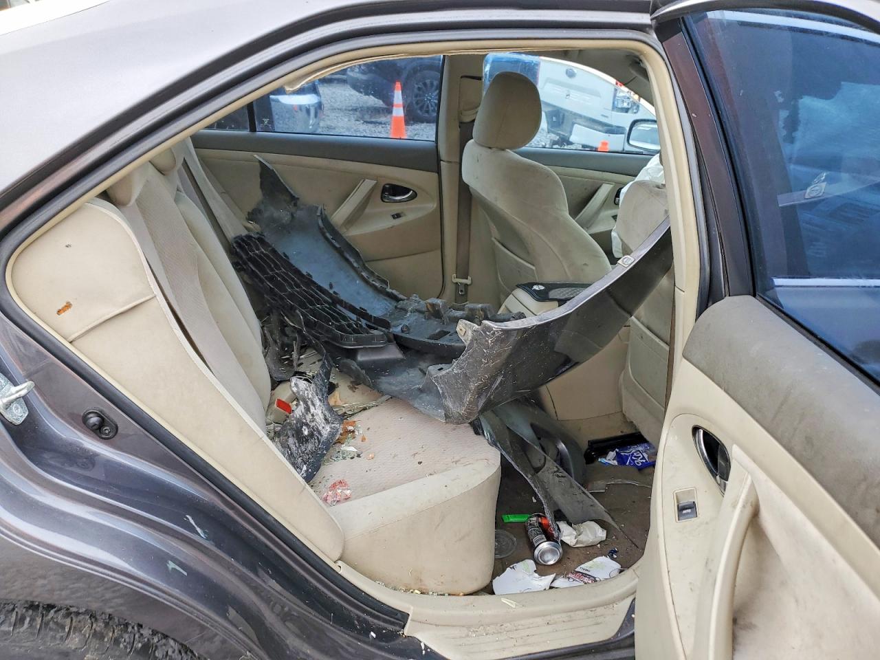 2011 TOYOTA CAMRY LE photo 28