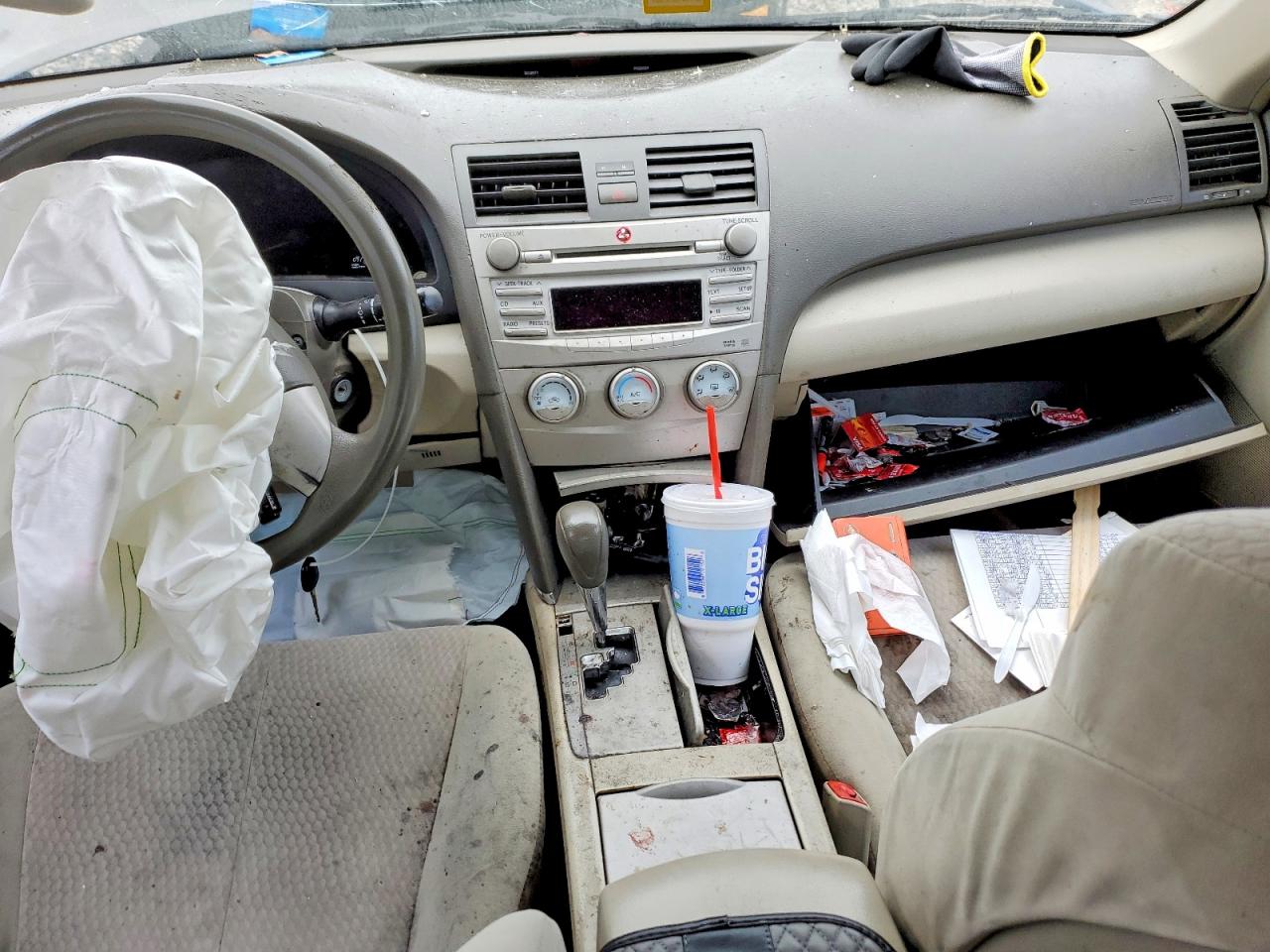 2011 TOYOTA CAMRY LE photo 22