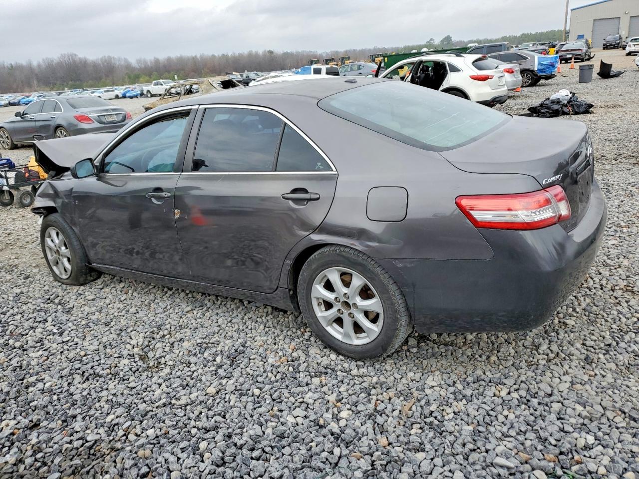 2011 TOYOTA CAMRY LE photo 4
