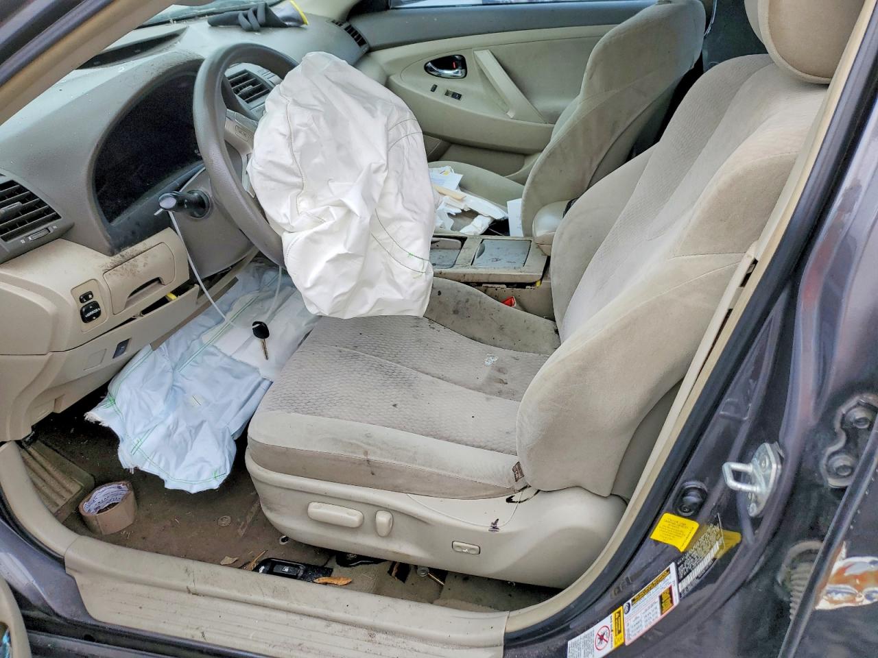 2011 TOYOTA CAMRY LE photo 19