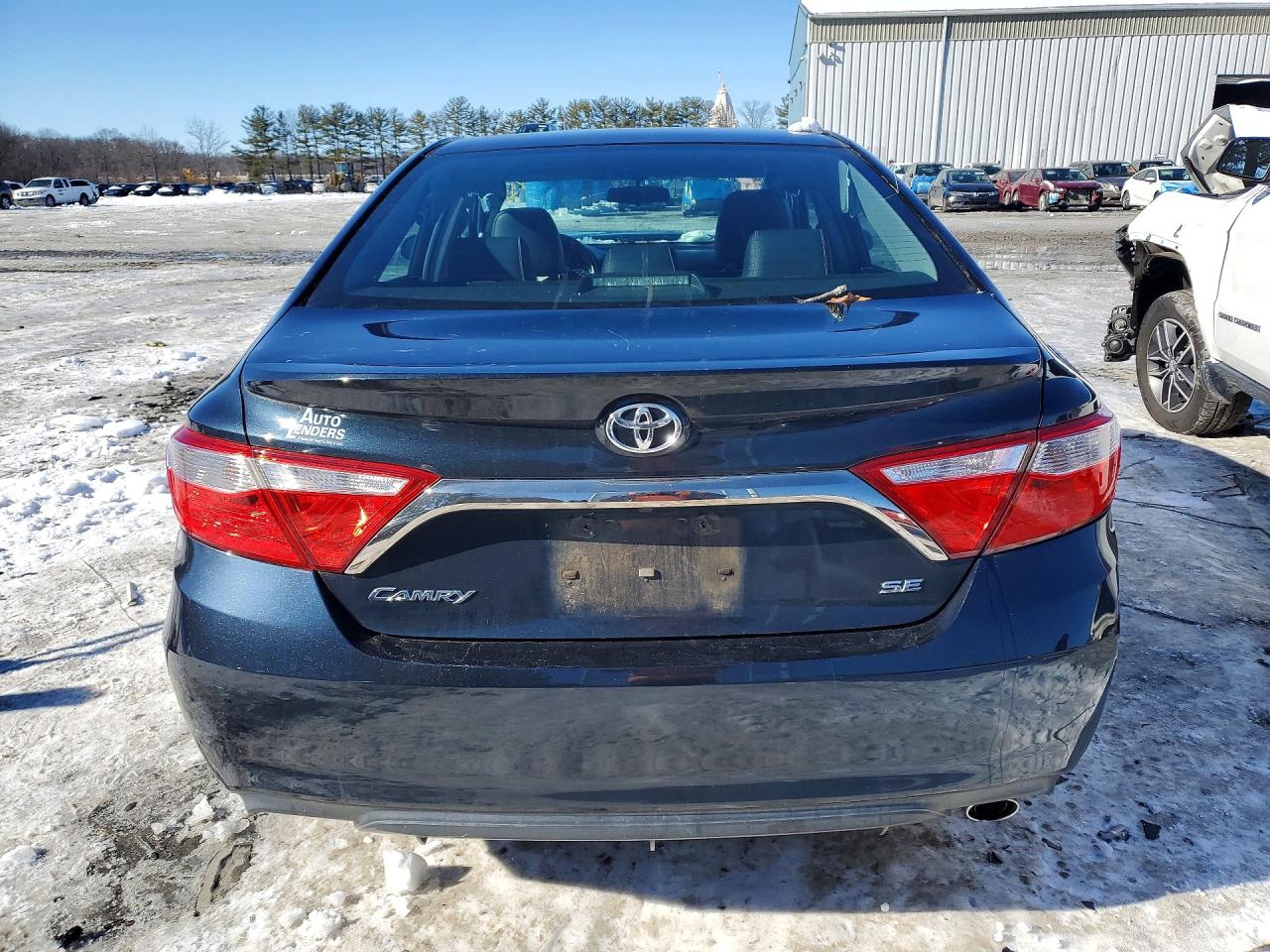 2015 TOYOTA CAMRY SE photo 6