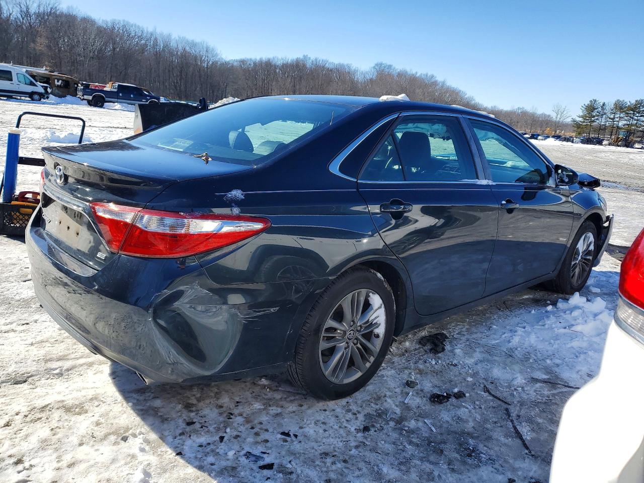 2015 TOYOTA CAMRY SE photo 3