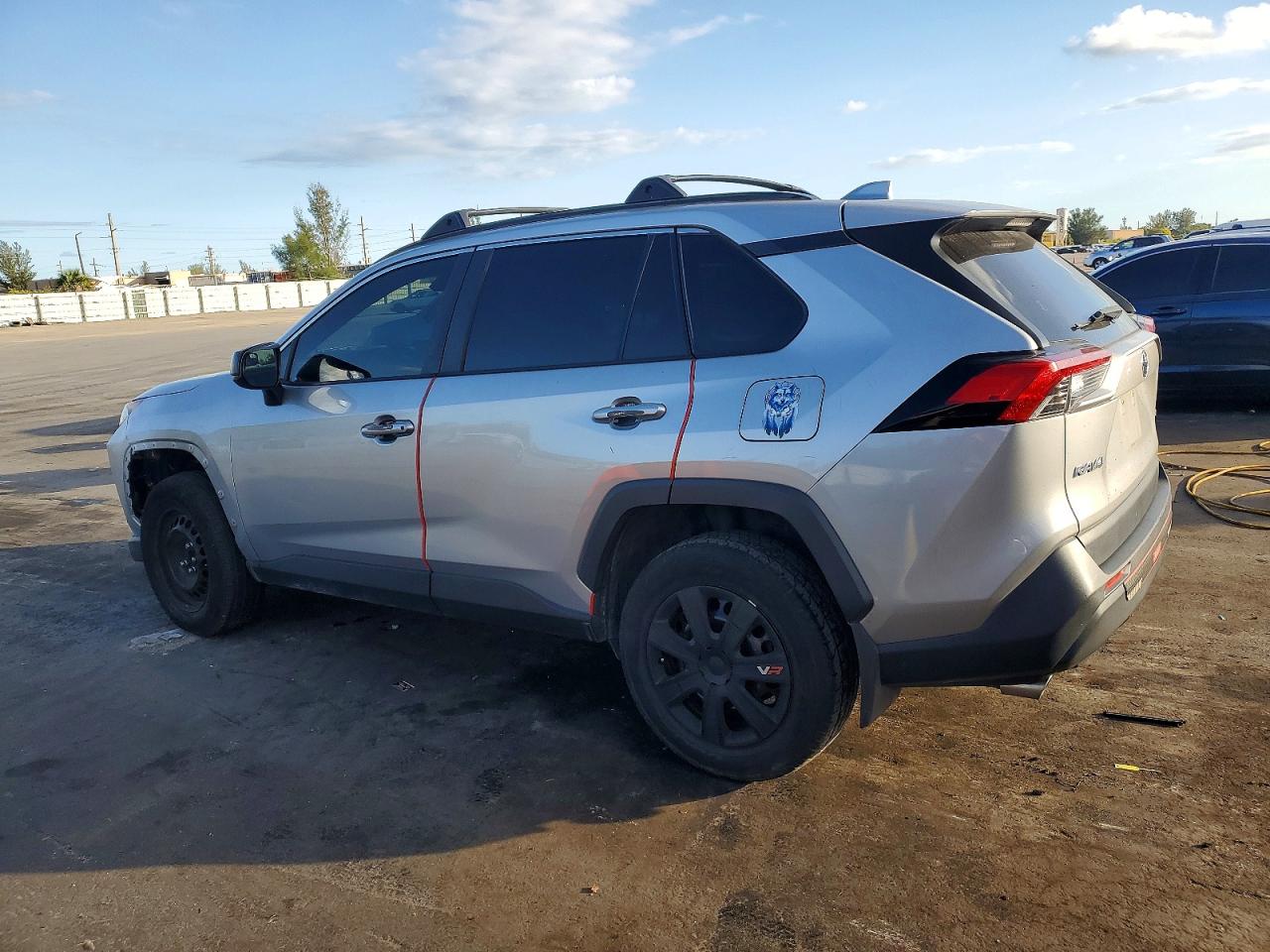 2019 TOYOTA RAV4 LE photo 4