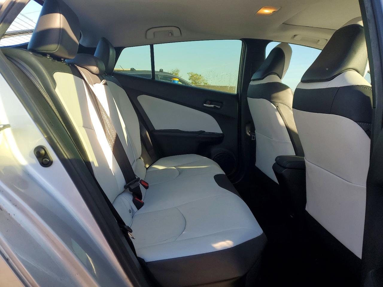 2016 TOYOTA PRIUS photo 28