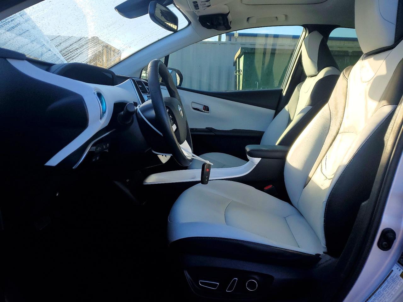 2016 TOYOTA PRIUS photo 19