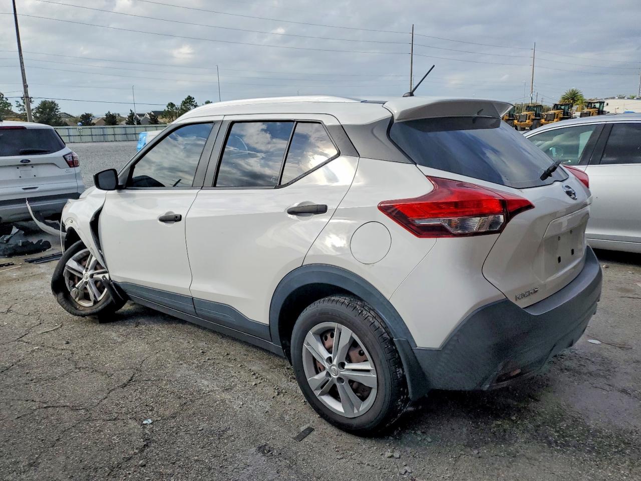 2019 NISSAN KICKS S photo 3