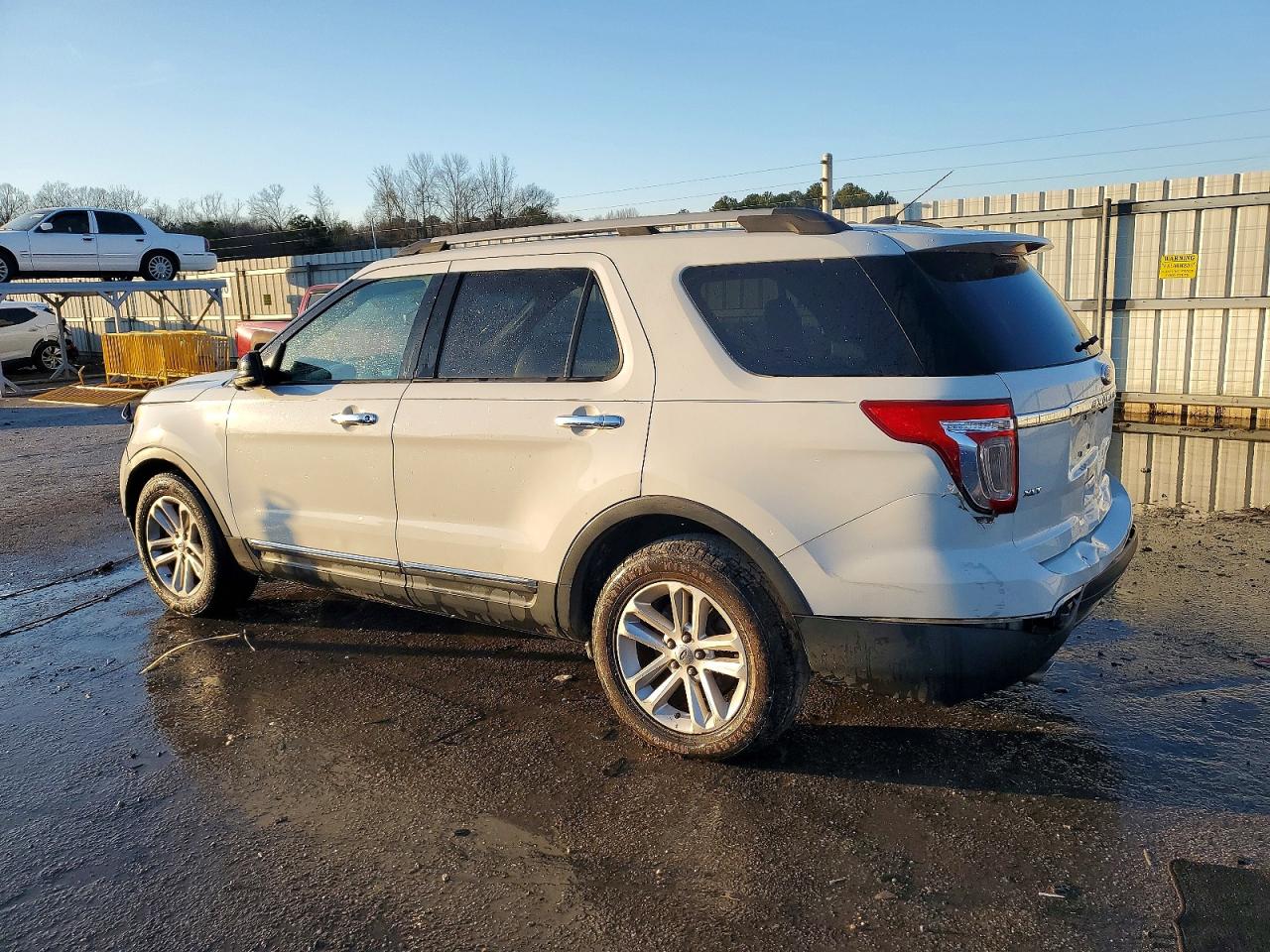 2011 FORD EXPLORER XLT photo 3