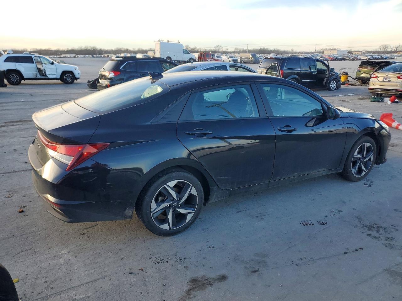 2023 HYUNDAI ELANTRA SEL photo 5