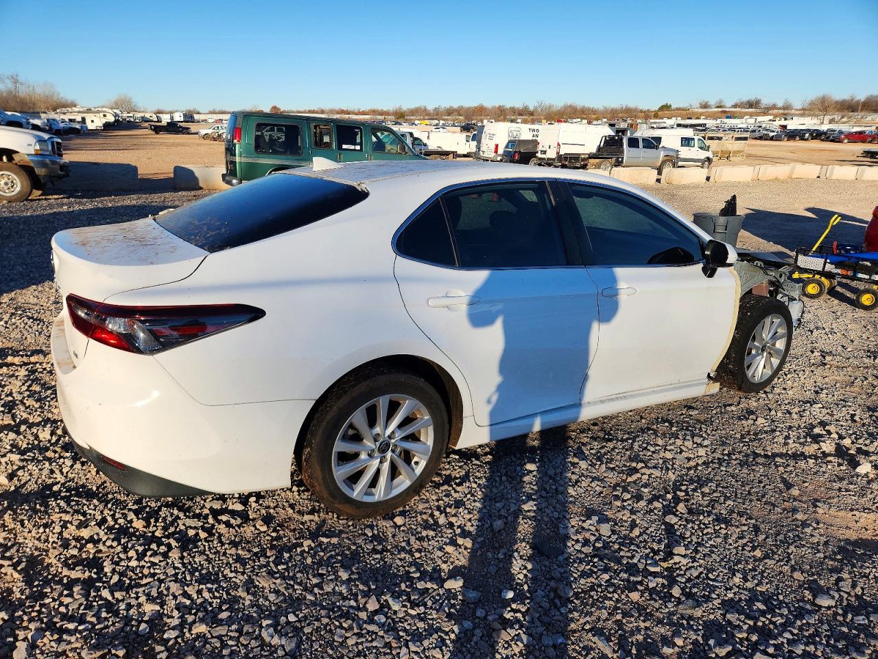2022 TOYOTA CAMRY LE photo 3