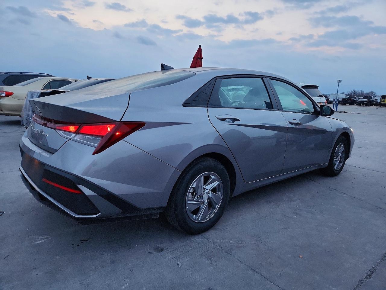 2025 HYUNDAI ELANTRA SE photo 5