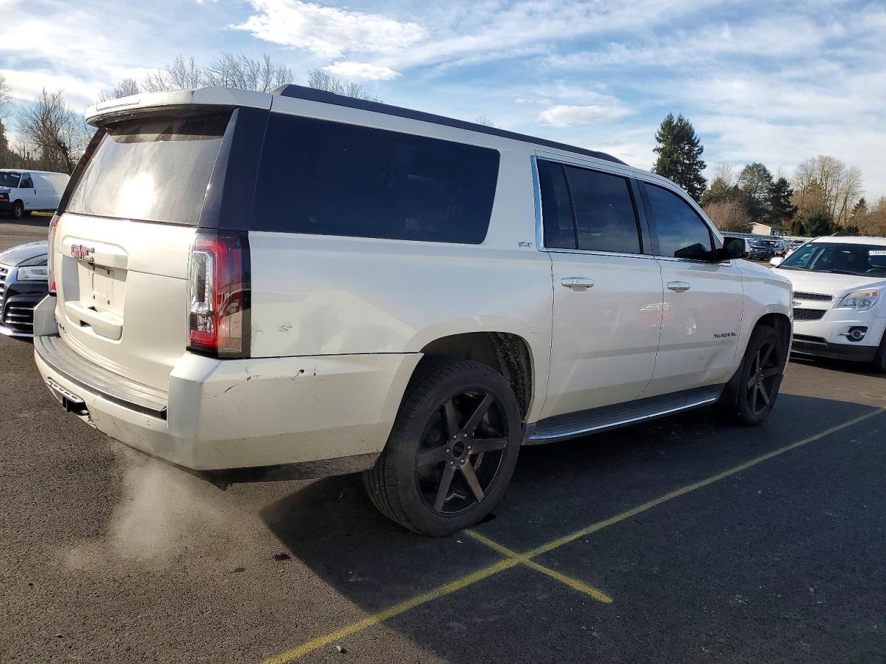 2015 GMC YUKON XL photo 3