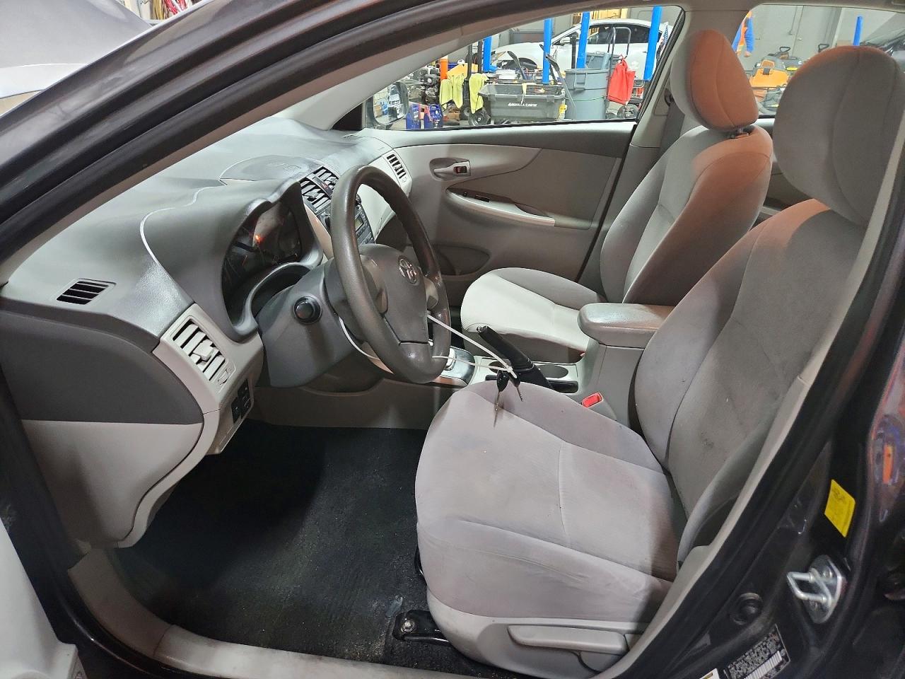 2010 TOYOTA COROLLA LE photo 19