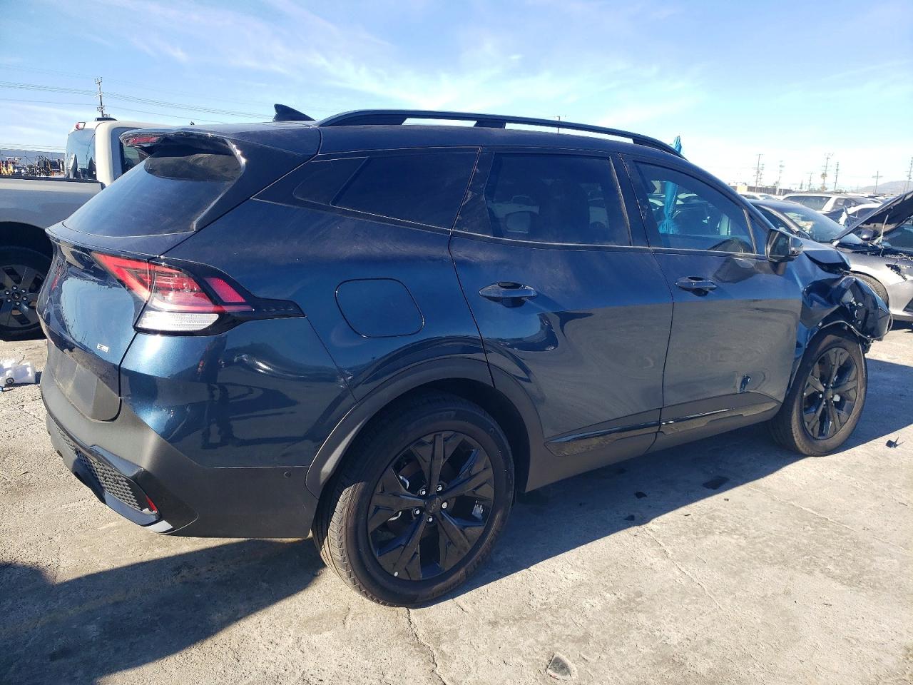 2025 KIA SPORTAGE X-LINE PRESTIGE photo 3