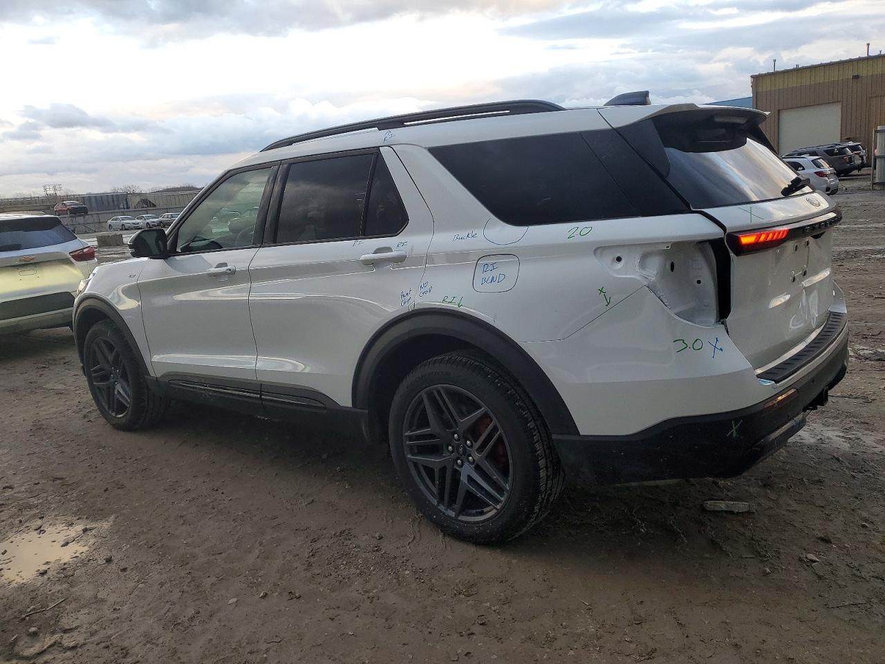 2025 FORD EXPLORER ST-LINE photo 4