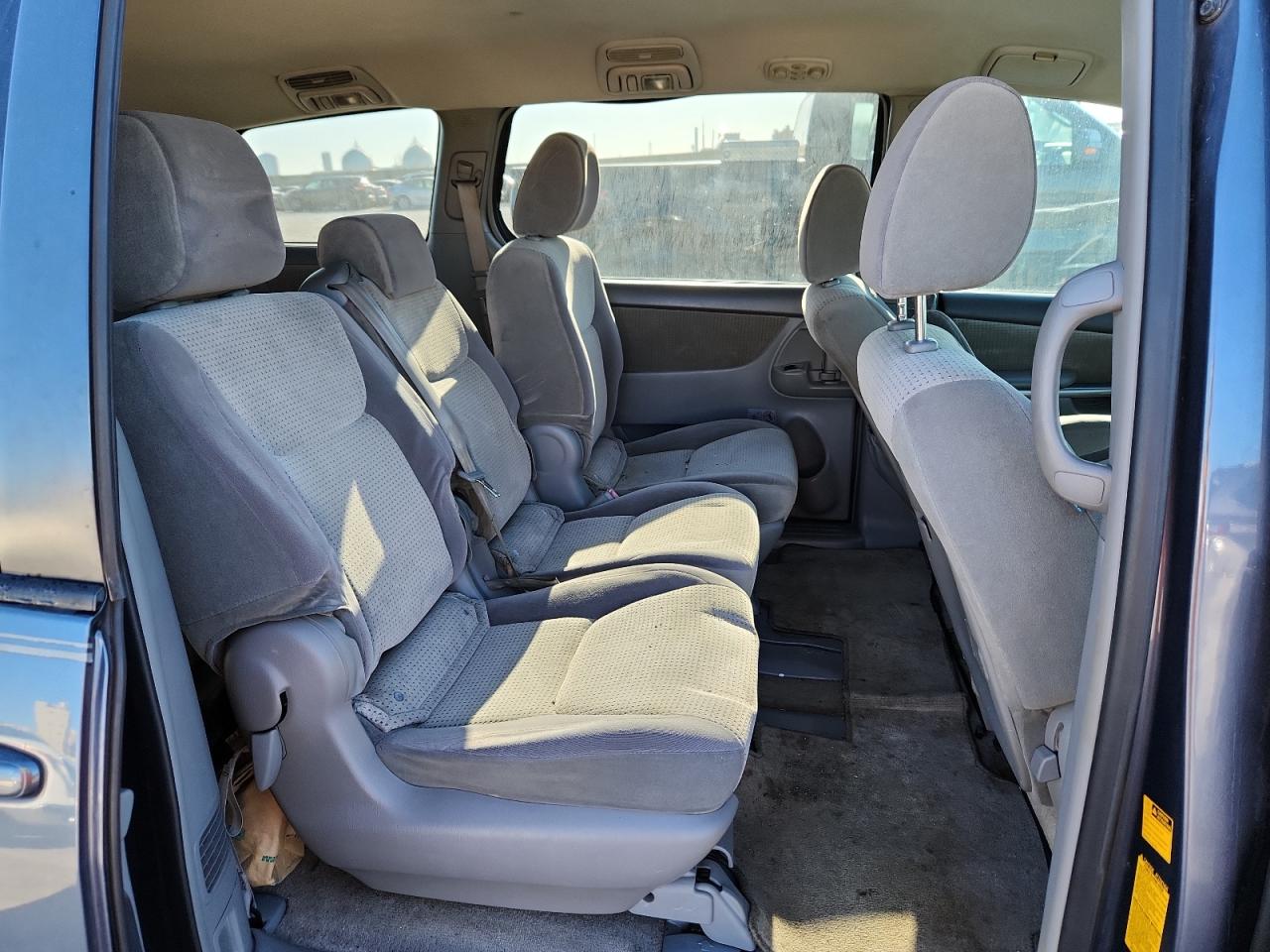 2009 TOYOTA SIENNA CE photo 11