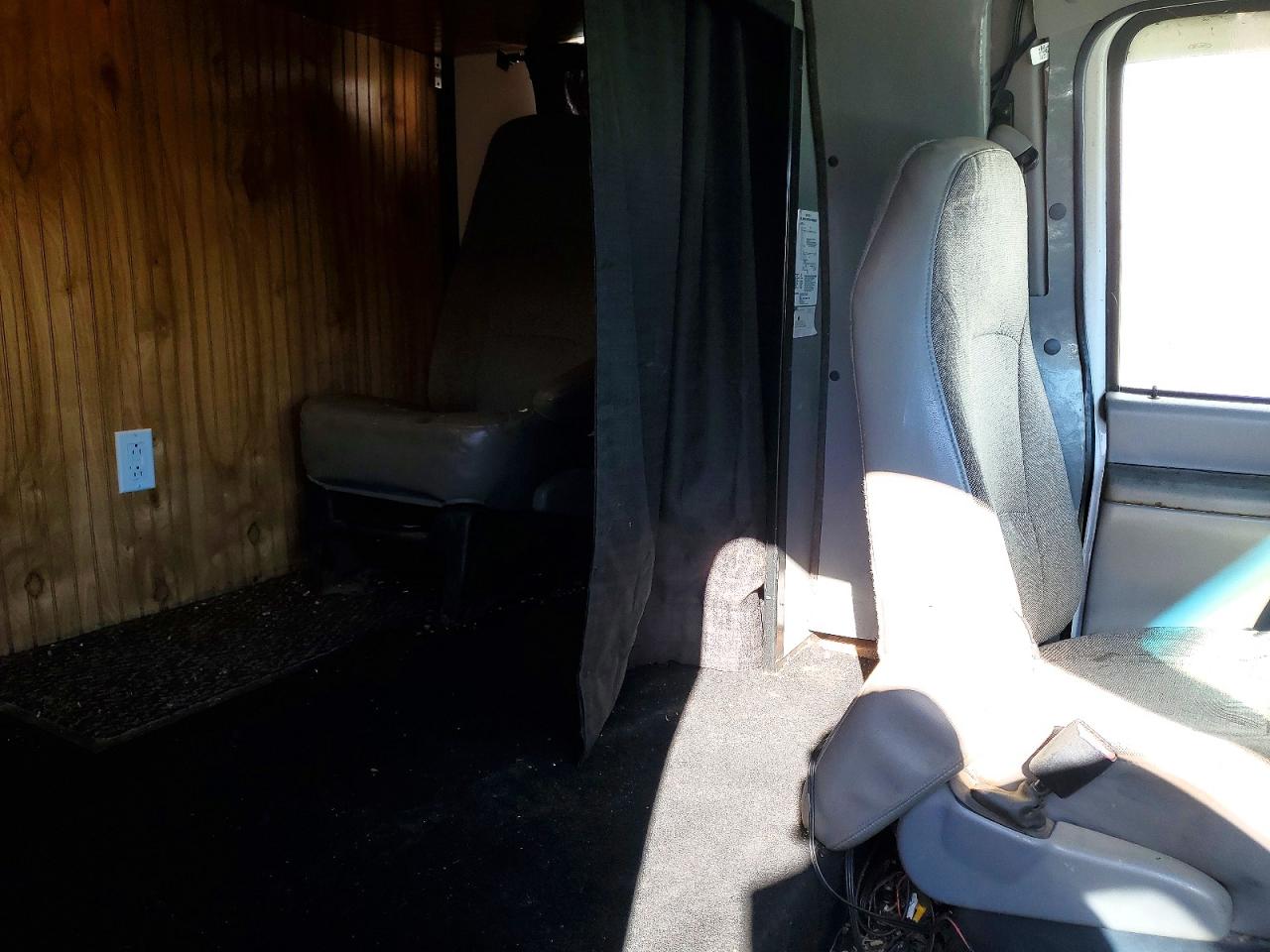 2001 FORD E350 DELIVERY TRUCK photo 10
