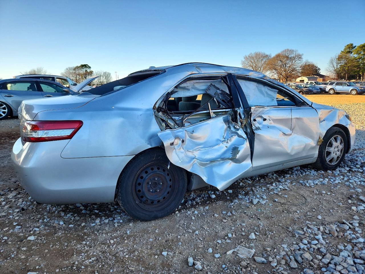 2011 TOYOTA CAMRY LE photo 3
