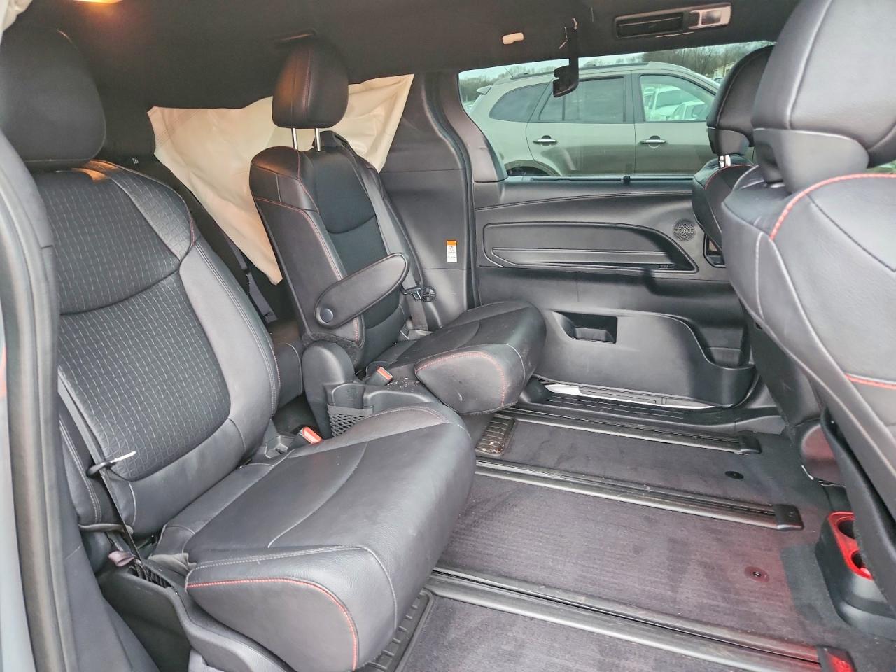 2025 TOYOTA SIENNA XSE photo 31