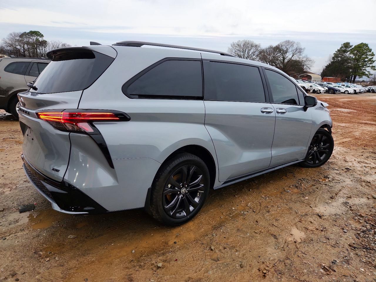 2025 TOYOTA SIENNA XSE photo 7