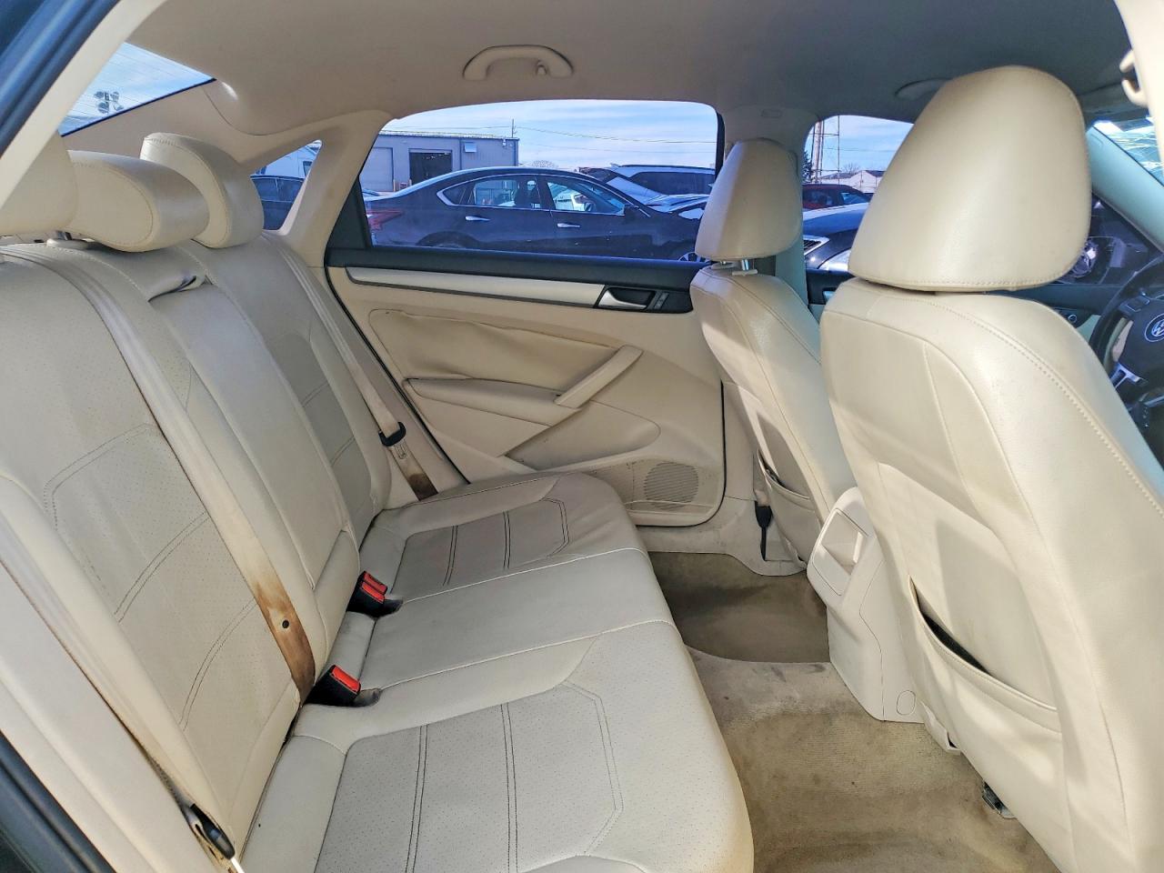 2015 VOLKSWAGEN PASSAT S photo 28