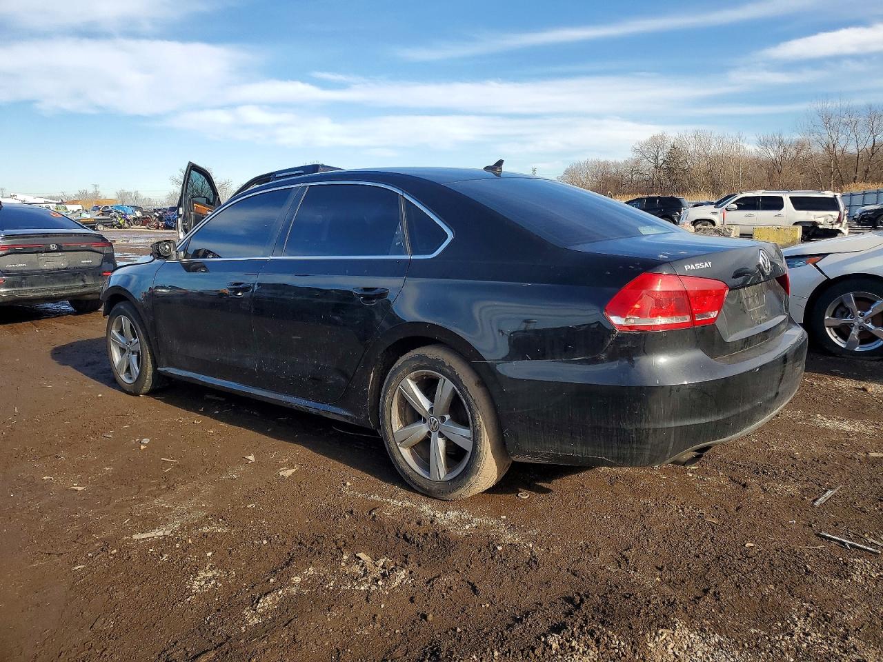 2015 VOLKSWAGEN PASSAT S photo 4