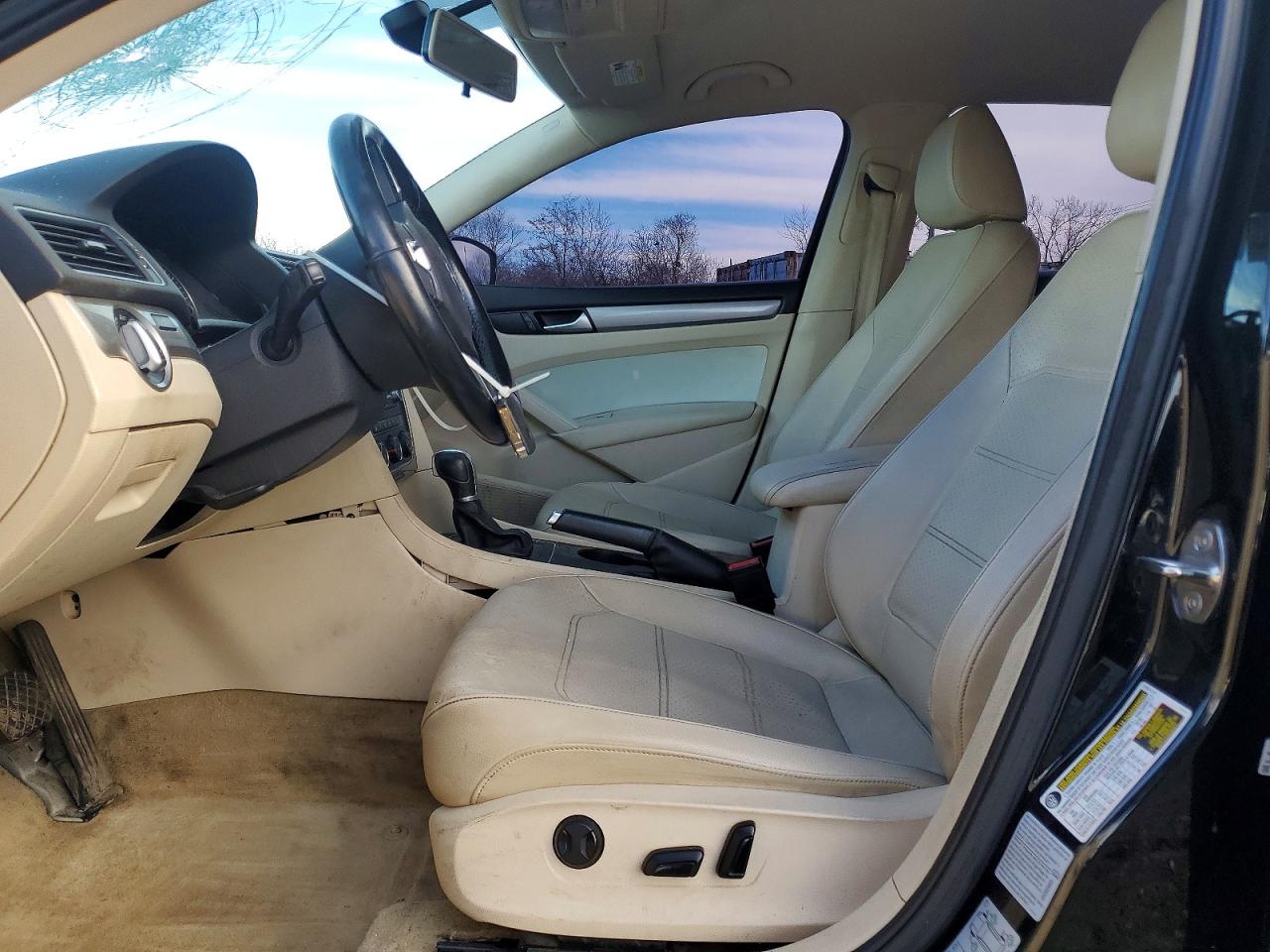 2015 VOLKSWAGEN PASSAT S photo 19