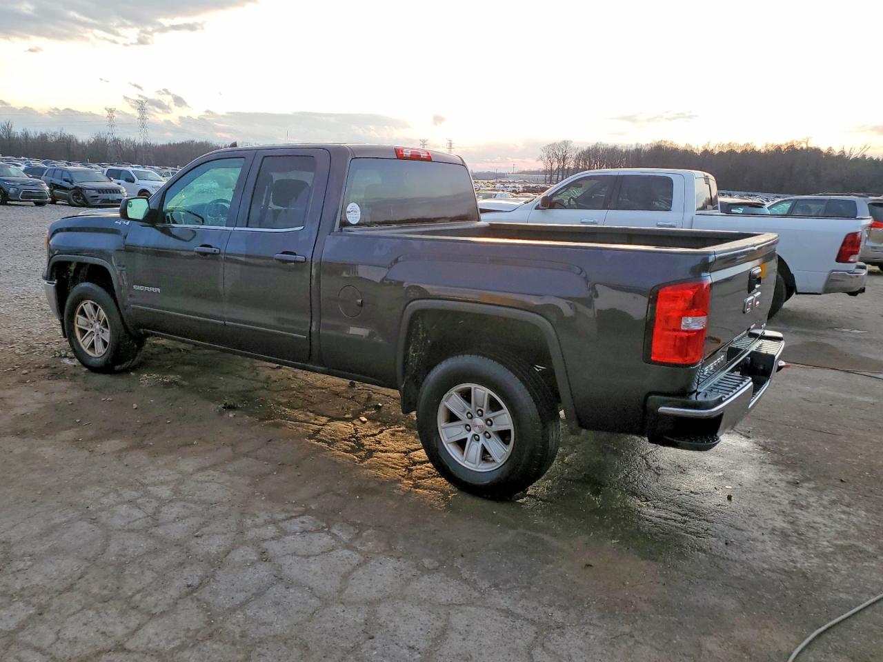 2015 GMC SIERRA K1500 SLE photo 2