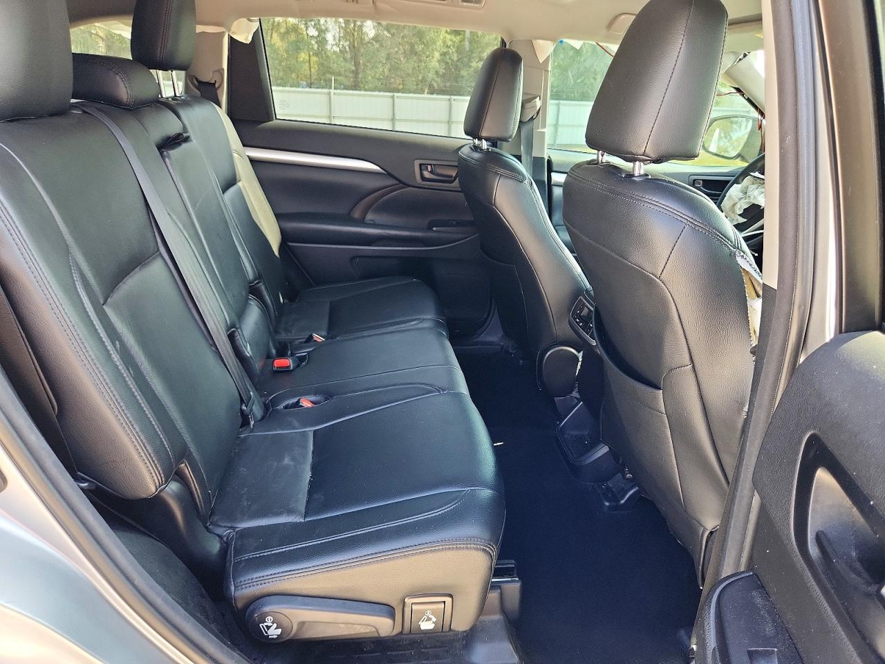 2016 TOYOTA HIGHLANDER LE photo 21