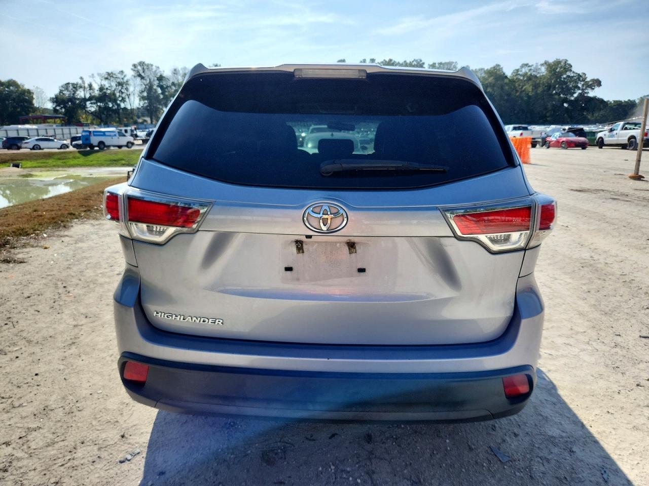 2016 TOYOTA HIGHLANDER LE photo 11