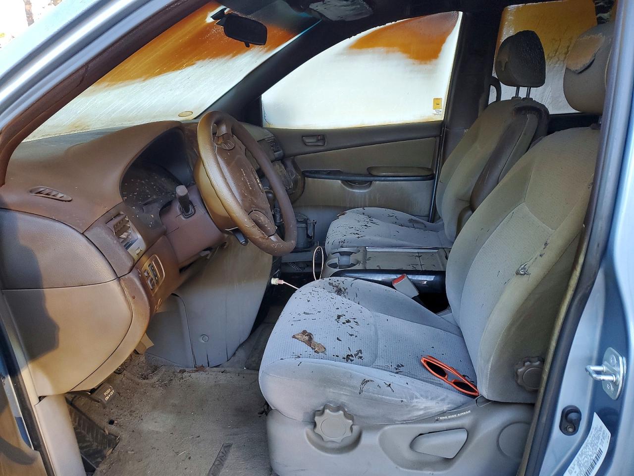 2004 TOYOTA SIENNA photo 19