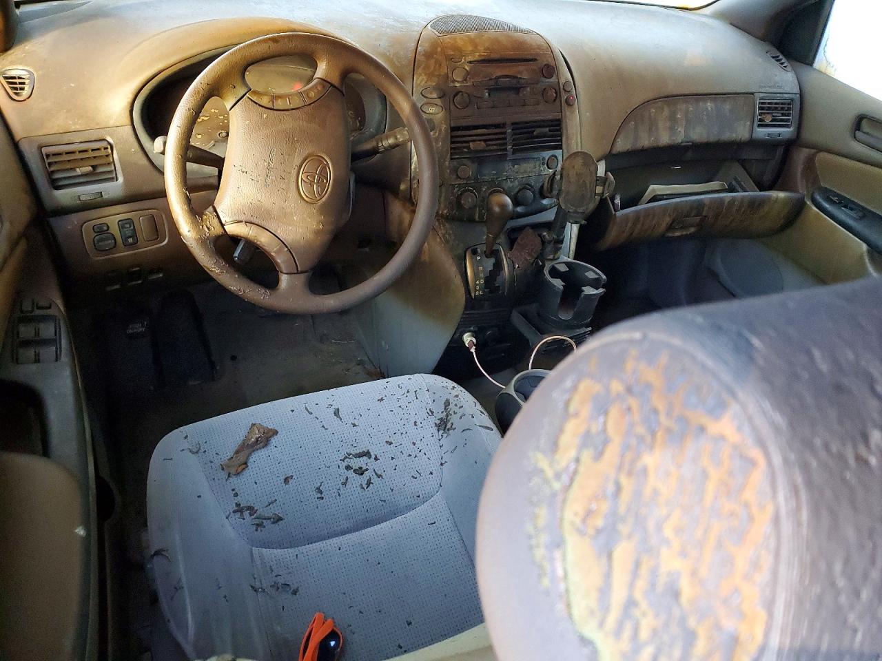 2004 TOYOTA SIENNA photo 22