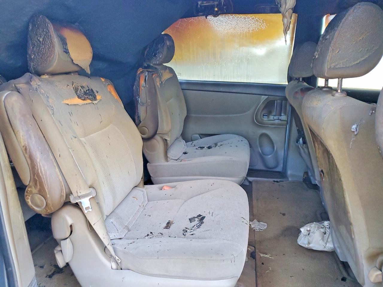 2004 TOYOTA SIENNA photo 31