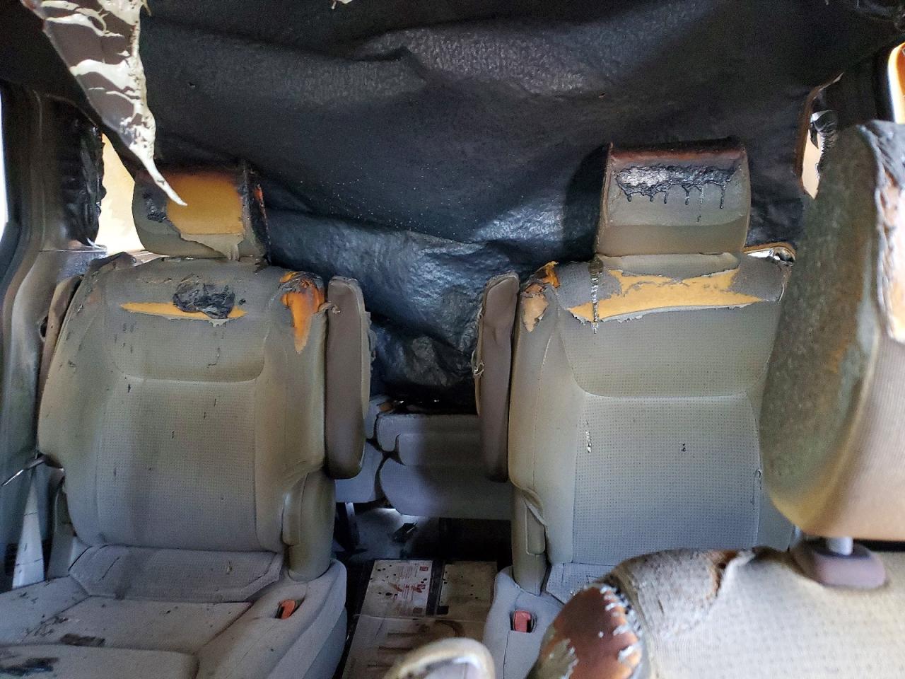 2004 TOYOTA SIENNA photo 28