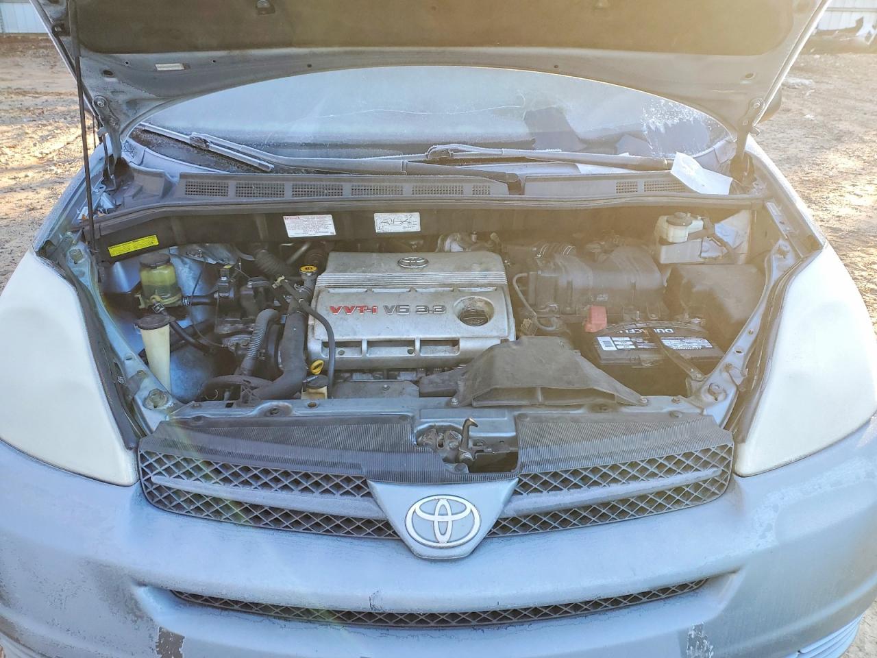 2004 TOYOTA SIENNA photo 34
