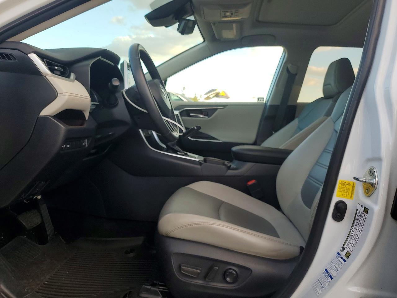 2019 TOYOTA RAV4 LIMITED photo 7