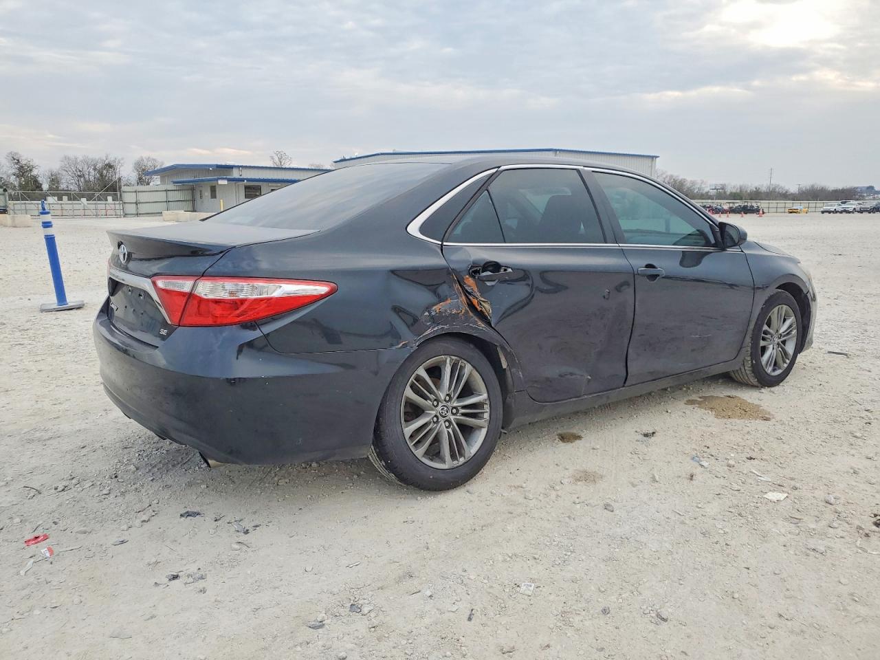 2015 TOYOTA CAMRY LE photo 5