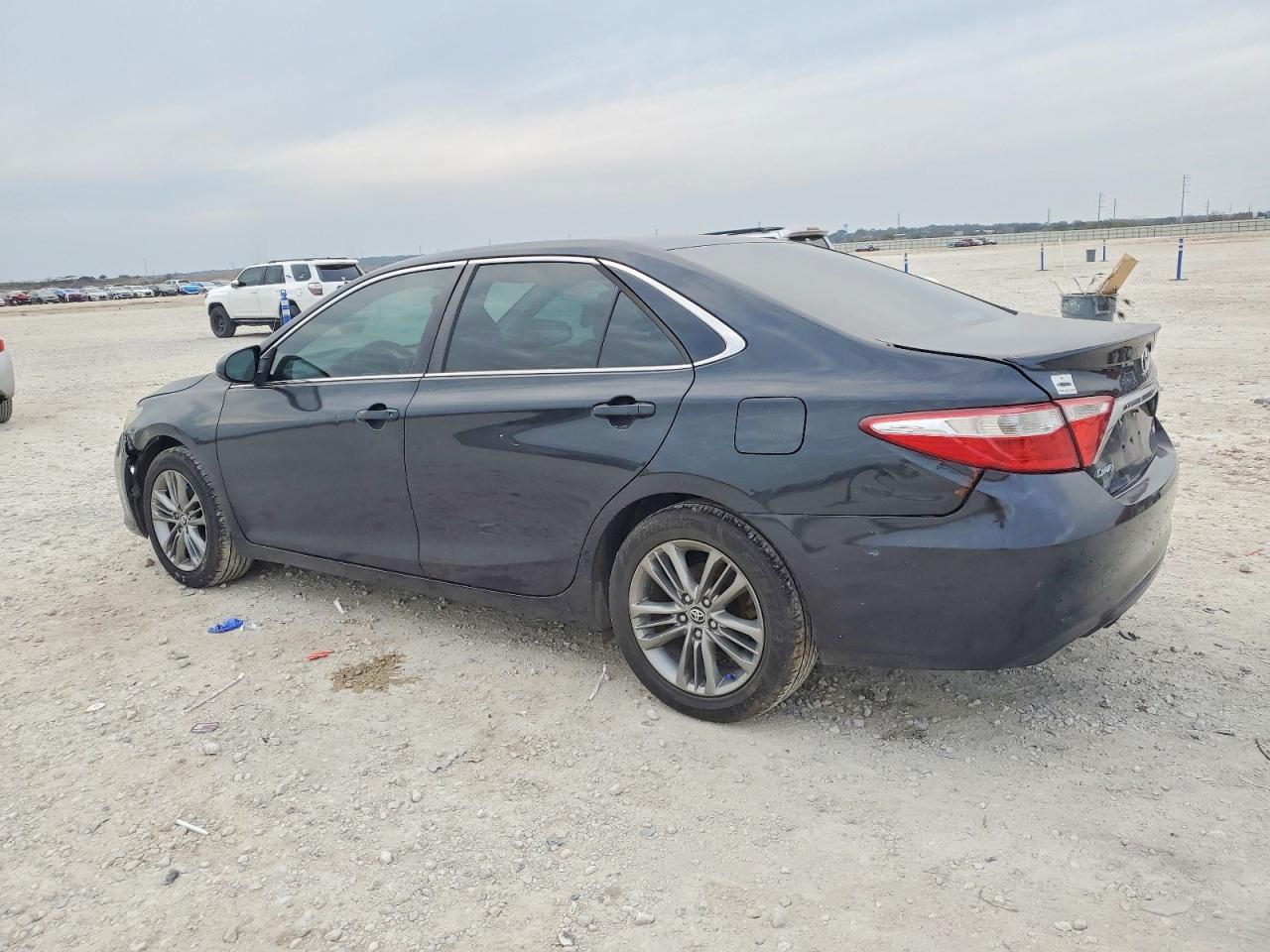 2015 TOYOTA CAMRY LE photo 3