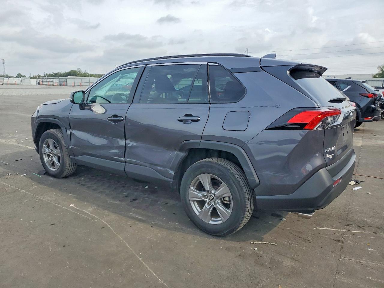 2022 TOYOTA RAV4 XLE photo 3