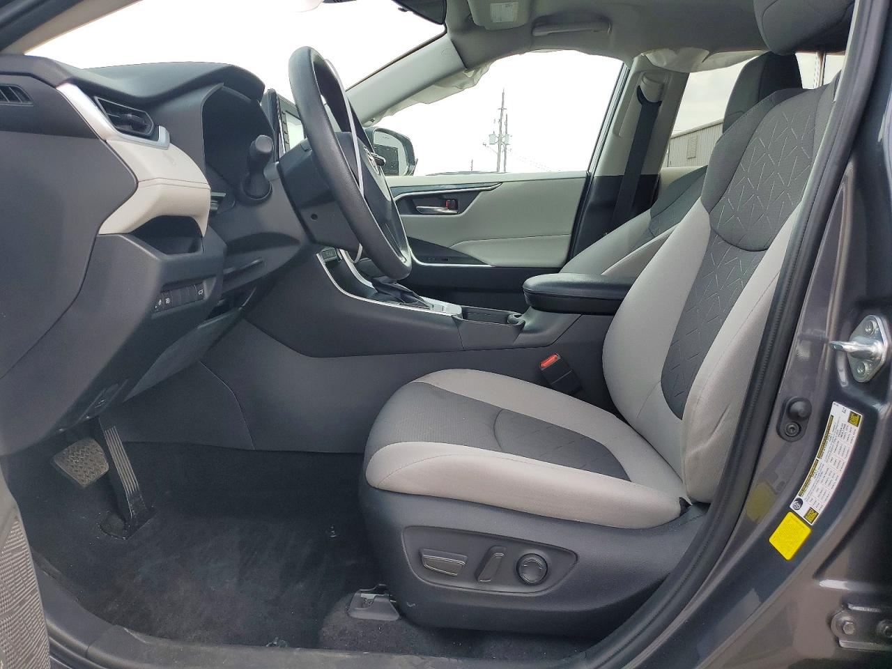 2022 TOYOTA RAV4 XLE photo 13