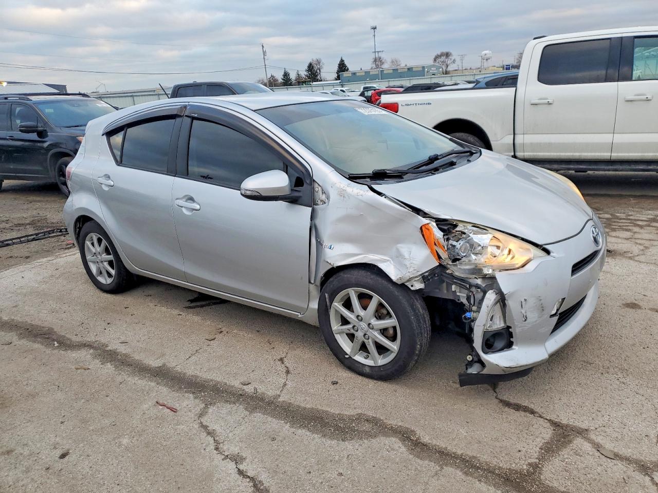 2013 TOYOTA PRIUS C FOUR photo 4