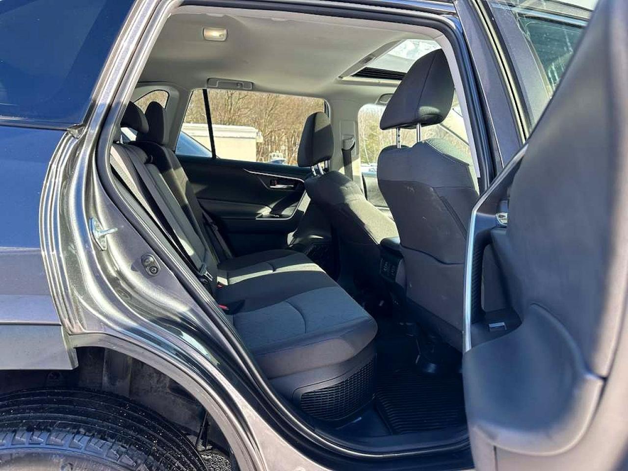 2024 TOYOTA RAV4 XLE photo 9