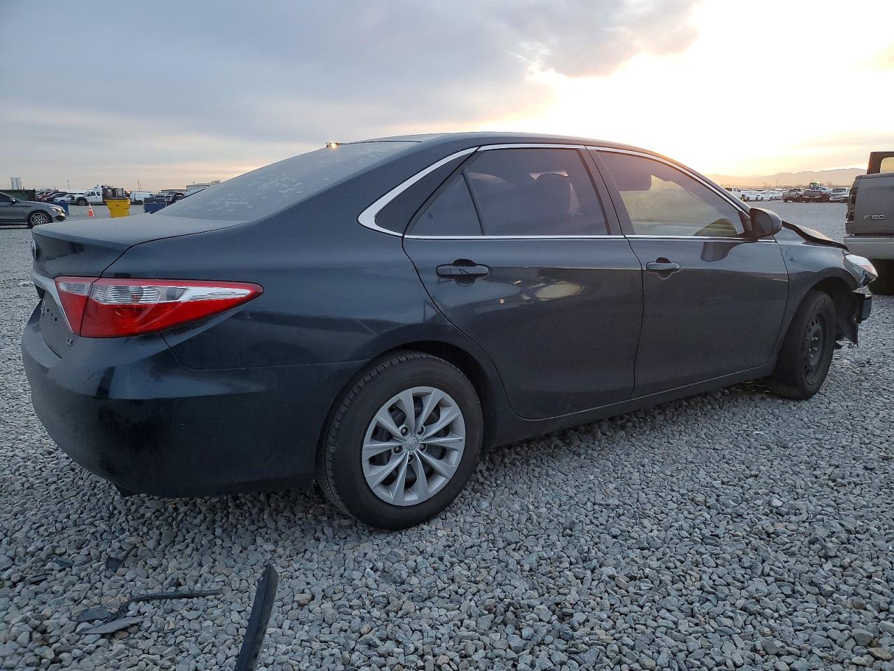 2017 TOYOTA CAMRY LE photo 5