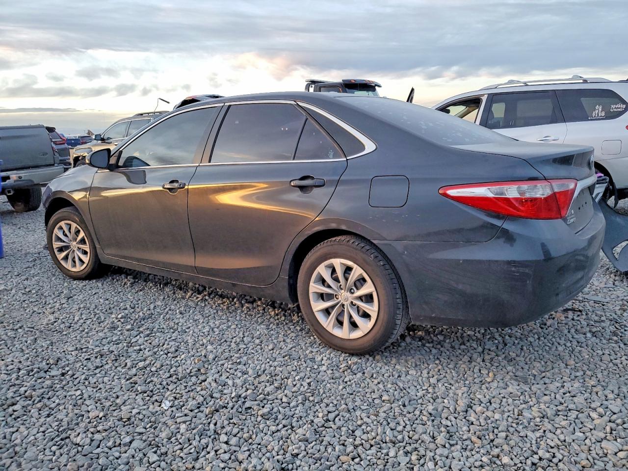 2017 TOYOTA CAMRY LE photo 3