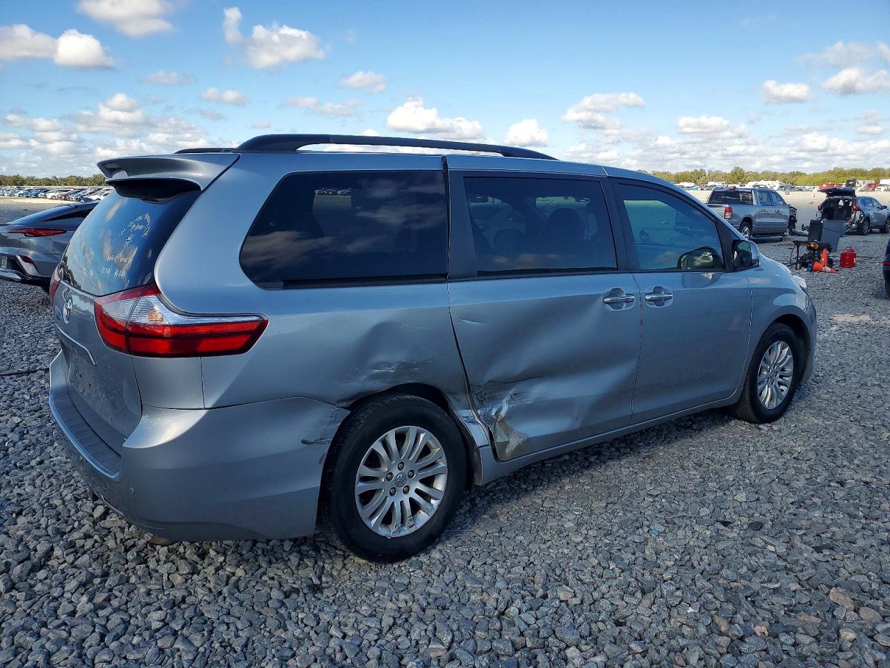 2016 TOYOTA SIENNA XLE 8-PASSENGER photo 3